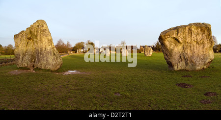 Sonnenaufgang von den großen stehenden Steinen am Steinkreis von Avebury, Teil der World Heritage Site Komplex in Wiltshire. Stockfoto