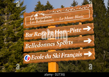 Richtung Schilder / Zeichen / Wegweiser Posten in der französischen Ski / Ski Resort Le Revard. Savoy / Savoie. Frankreich. Stockfoto