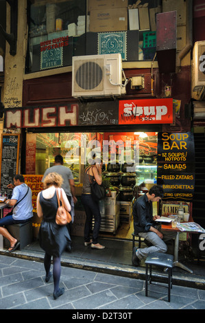 Cafe verkaufen Suppe in einem angesagten Teil Australiens, mit Kunden sitzen oder Warteschlangen. Stockfoto