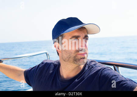 Seemann Mann am Boot Bug mit Kappe wegsehen das Meer während der Fahrt Stockfoto