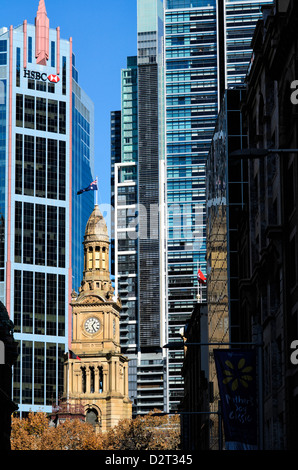 Kontraste zwischen traditionellem Sandstein-Architektur von Sydney Town Hall und modernen Wolkenkratzern hinter. Sydney, Australien. Stockfoto