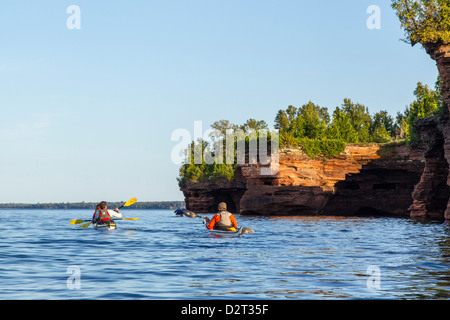 Kajakfahrer, die Erforschung des Meeres Grotten von Devils-Insel in der Apostel Islands National Lakeshore, Wisconsin, USA (MR) Stockfoto