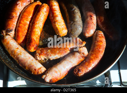 Fett Pfanne gebratenen Würstchen Würstchen Blutwurst und Chorizo in Spanien Stockfoto