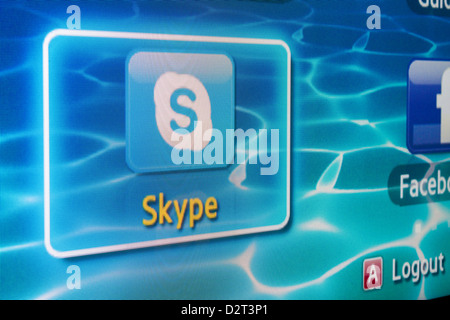 Breitbild-Skype-Videoanrufe aus dem Komfort von Ihrem Wohnzimmer zu genießen! Skype ist die app für Ihren Samsung Smart TV. Stockfoto