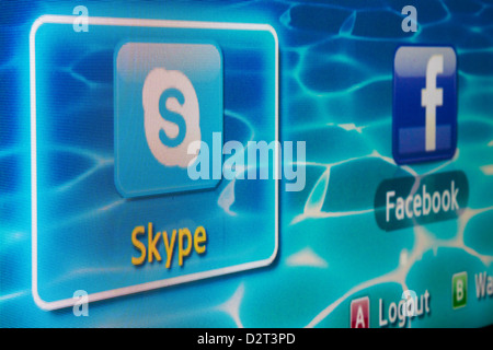 Breitbild-Skype-Videoanrufe aus dem Komfort von Ihrem Wohnzimmer zu genießen! Skype ist die app für Ihren Samsung Smart TV. Stockfoto