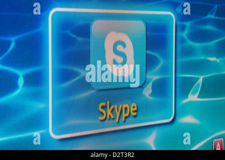 Breitbild-Skype-Videoanrufe aus dem Komfort von Ihrem Wohnzimmer zu genießen! Skype ist die app für Ihren Samsung Smart TV. Stockfoto