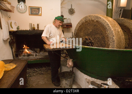 Produktion von Olivenöl in Draguignan, Provence, Frankreich mit einer Mühle und Presse-Methode Stockfoto