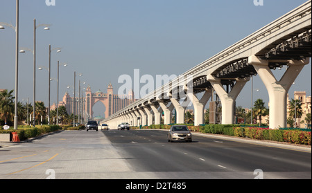 Main Road auf der Palm Jumeirah, Dubai, Vereinigte Arabische Emirate Stockfoto