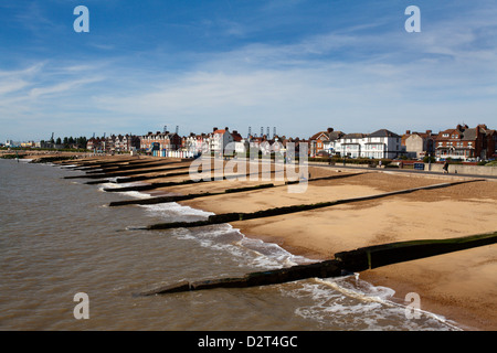 Felixstowe Strand von der Seebrücke mit Containerhafen Krane in der Ferne, Felixstowe, Suffolk, England, Vereinigtes Königreich, Europa Stockfoto