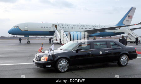 US-Vizepräsident Joe Biden (HIDDEN) Blätter Flughafen Tegel in Berlin, Deutschland, 1. Februar 2013 in seiner Limousine nach seiner Ankunft. Während seines Besuchs treffen sich Biden die Bundeskanzlerin. Foto: WOLFGANG KUMM Stockfoto