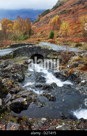 Ashness Brücke im Herbst in der Nähe von Keswick, Nationalpark Lake District, Cumbria, England, Vereinigtes Königreich, Europa Stockfoto