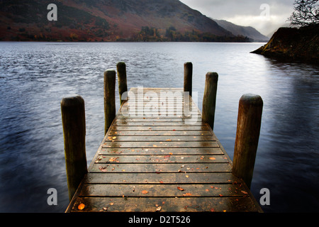 Anlegestelle im Herbst bei Mossdale Bay, Ullswater, Nationalpark Lake District, Cumbria, England, Vereinigtes Königreich, Europa Stockfoto