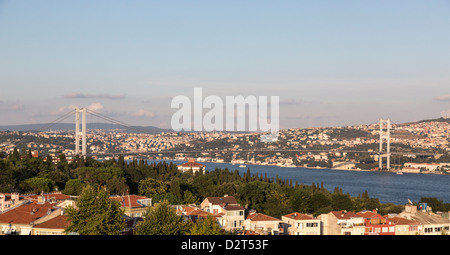 Blick auf Istanbul und die Bosporus-Hängebrücke, Türkei Stockfoto