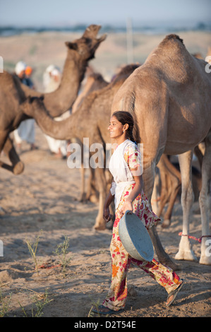 Indische Frau in der Wüste Stockfoto