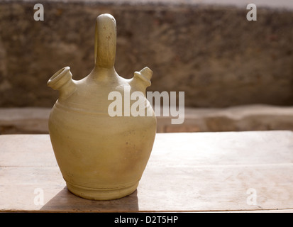 Botijo traditionellen Pot Tonkrug frisches Wasser in Spanien Jahrgang zu halten Stockfoto