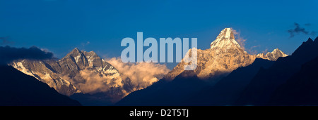 Mount Lhotse, 8501 m und Mount Ama Dablam, 6856 m,, Khumbu (Everest) Region, Nepal, Himalaya, Asien Stockfoto