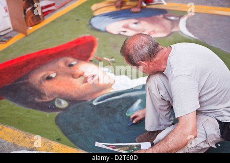 Ein Künstler stützt sich auf den Straßen von Florenz, Toskana, Italien, Europa Stockfoto