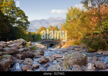 Ashness Brücke mit dem Skiddaw-Bereich in der Nähe von Keswick, Nationalpark Lake District, Cumbria, England, Vereinigtes Königreich, Europa Stockfoto