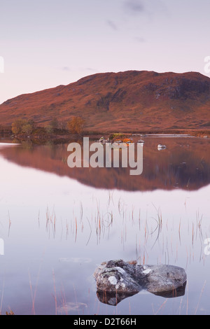 Man Na h-Achlaise reflektieren die umliegenden Berge, Rannoch Moor, eine Site of Special Scientific Interest, Schottland, UK Stockfoto