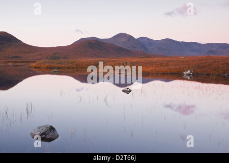 Man Na h-Achlaise reflektieren die umliegenden Berge, Rannoch Moor, eine Site of Special Scientific Interest, Schottland, UK Stockfoto