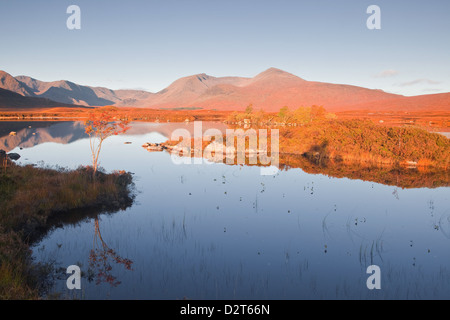 Man Na h-Achlaise reflektieren die umliegenden Berge, Rannoch Moor, eine Site of Special Scientific Interest, Schottland, UK Stockfoto