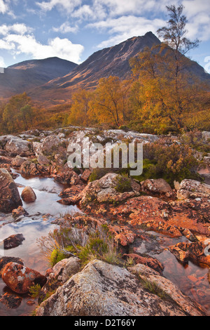 Stob ein Ghlais Choire mit dem Fluss Etive vorbei, ein Bereich an der Ecke von Glen Coe und Glen Etive, Scotland, UK Stockfoto