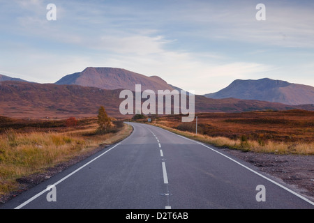 Die Hauptstraße durch Rannoch Moor, eine Site of Special Scientific Interest, Highlands, Schottland, Vereinigtes Königreich, Europa Stockfoto