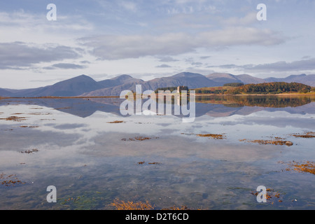 Castle Stalker in das Wasser des Loch Laich, Argyll und Bute, Schottland, Vereinigtes Königreich, Europa Stockfoto