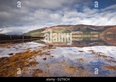 Die umliegende Landschaft und die Berge spiegeln sich im Loch Leven, Argyll und Bute, Schottland, Vereinigtes Königreich, Europa Stockfoto