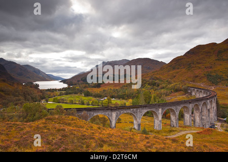 Der herrliche Glenfinnan-Viadukt in die schottischen Highlands, Argyll und Bute, Schottland, Vereinigtes Königreich, Europa Stockfoto