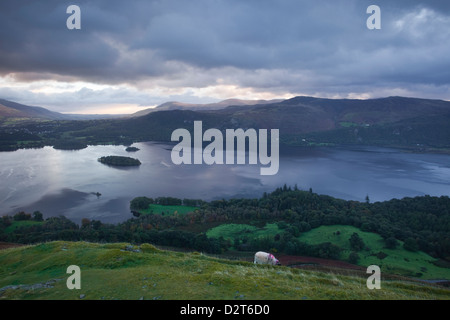 Derwent Water unter einen kalten Sonnenaufgang im Oktober, Nationalpark Lake District, Cumbria, England, Vereinigtes Königreich, Europa Stockfoto