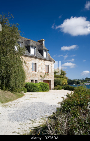 Angelboote/Fischerboote vor einem Haus in Saint Pabu, Bretagne, Finistère. am Ufer der Mündung des Aber Benoit, Frankreich Stockfoto