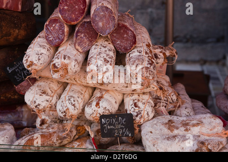 Saucisson auf Verkauf auf einem Markt in Tours, Indre-et-Loire, Loire-Tal, Frankreich Stockfoto