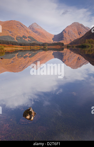 Berge spiegeln sich in Lochan Urr in Glen Etive, Highlands, Schottland, Vereinigtes Königreich, Europa Stockfoto