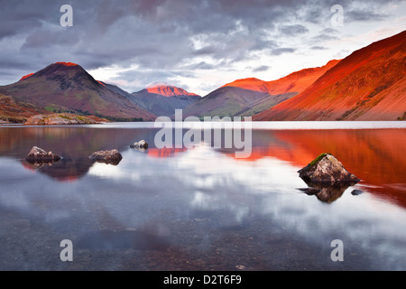 Das Scafell-Angebot über das spiegelnde Wasser Wast Wasser in den Lake District National Park, Cumbria, England, UK Stockfoto