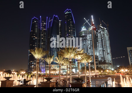 Wolkenkratzer in Abu Dhabi in der Nacht. Vereinigte Arabische Emirate Stockfoto