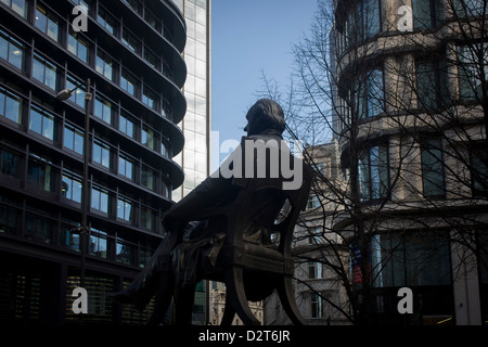 Der Rückseite der Statue von George Peabody und moderne Büros im Herzen der Londoner financial. Peabody war ein Philanthrop, Banker und Unternehmer George Peabody (1795 bis 1869). Die drei Männer konzentrieren sich auf ihre eigene Kommunikation, alles getrennt durch einen geeigneten persönlichen Raum, ihre Privatsphäre zu schützen. Das Pflaster ist eine Fußgängerzone in der Nähe der Bank of England und angrenzend an die 3. Royal Exchange durch Sir William Tite 1842 erbaut. Stockfoto