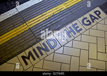 MIND THE GAP Zeichen auf Plattform Rand, London Underground, London, England, Vereinigtes Königreich, Europa Stockfoto