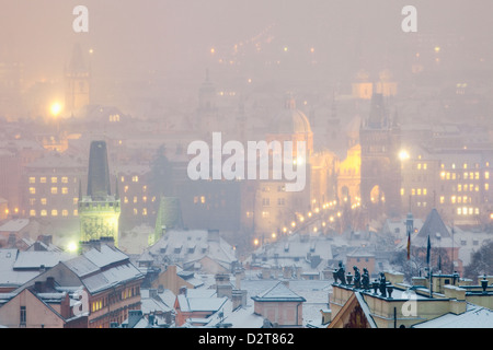 Prag - Karlsbrücke und Türme der Altstadt bei Schneefall Stockfoto