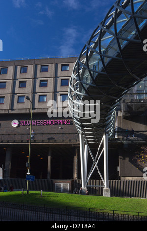 Eine moderne Baumkronenpfad führt zum St. James Shopping Centre in Edinburgh, Schottland. Stockfoto