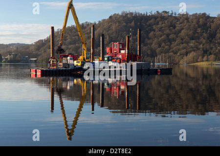 Eine schwimmende Offshore Construction Plattform Durchführung von Hochwasserschutzmaßnahmen für United Utilities Stockfoto