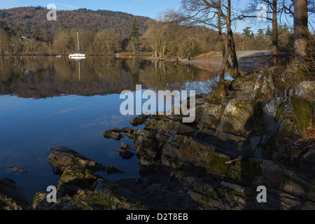 Ein ruhiger ruhiger Morgen am Ufer des Lake Windermere an Cockshot Stelle im englischen Lake District National Park Stockfoto