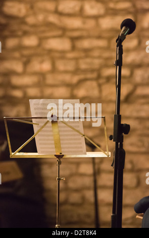 Ein Notenständer und Mikrofon auf der Bühne vor einer Live Performance Stockfoto