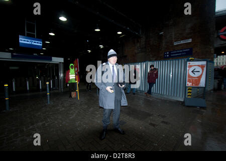 London, UK. 1. Februar 2013.  Bürgermeister von London Boris Johnson verlässt nach Offiially öffnen die Scherbe an die Öffentlichkeit. Die Scherbe ist das höchste Gebäude in Westeuropa seine Aussichtsplattform für die Öffentlichkeit zum ersten Mal öffnet.  Bildnachweis: Amer Ghazzal / Alamy Live News Stockfoto