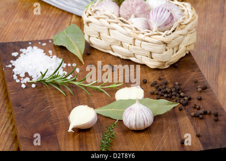 Knoblauch Zwiebeln aus China in einem Bast Korb Stockfoto