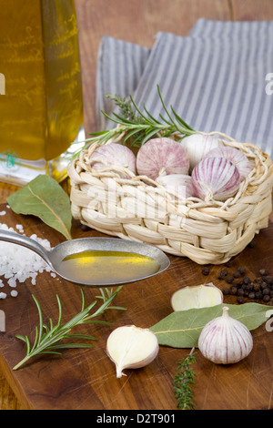 Knoblauch Zwiebeln aus China in einem Bast Korb Stockfoto