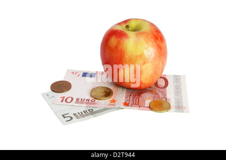 Frischer roter Apfel auf kleine Euro-Scheine mit Münzen isoliert Stockfoto