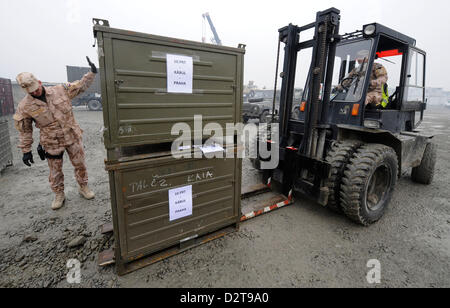 Tschechische Provincial Reconstruction Team verlässt Logar Provinz in Afghanistan nach fünf Jahren. Soldaten haben während dieser Zeit 141 Wiederaufbau-Projekte abgeschlossen. Soldaten gelten Verpackungstechnik eine Militrary in Containern in Kabul, Afghanistan, 1. Februar 2013. (Foto/Stanislav Zbynek CTK) Stockfoto