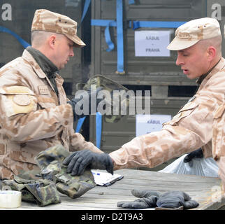 Tschechische Provincial Reconstruction Team verlässt Logar Provinz in Afghanistan nach fünf Jahren. Soldaten haben während dieser Zeit 141 Wiederaufbau-Projekte abgeschlossen. Soldaten gelten Verpackungstechnik eine Militrary in Containern in Kabul, Afghanistan, 1. Februar 2013. (Foto/Stanislav Zbynek CTK) Stockfoto