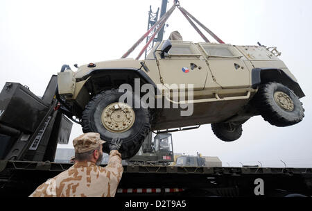 Tschechische Provincial Reconstruction Team verlässt Logar Provinz in Afghanistan nach fünf Jahren. Soldaten haben während dieser Zeit 141 Wiederaufbau-Projekte abgeschlossen. Soldaten gelten Verpackungstechnik eine Militrary in Containern in Kabul, Afghanistan, 1. Februar 2013. (Foto/Stanislav Zbynek CTK) Stockfoto